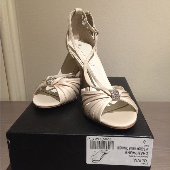 BCBG Olivia High Heels T Strap Sandal - Picture 6 of 7